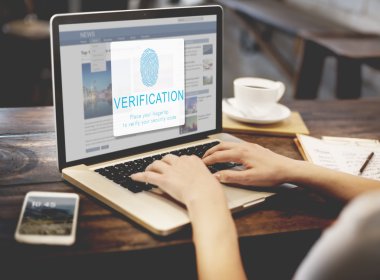 Kadın kafede dizüstü bilgisayar ile çalışma