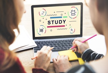 Laptop ile okuyan kız