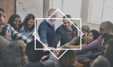 Neşeli takım eller katılın