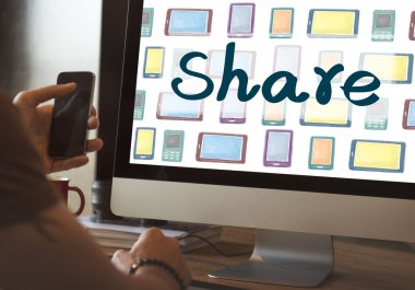 bilgisayarda çalışan adam