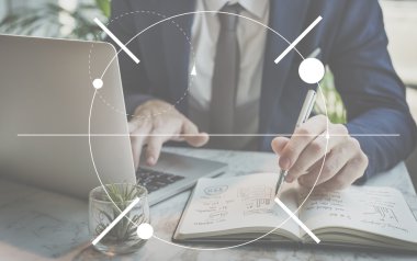 Projede çalışan iş adamı