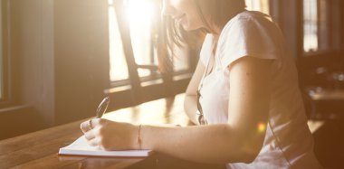 Dijital aygıt kullanan kadın 