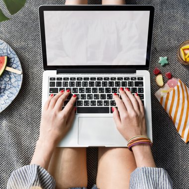 Genç kadın internet arama