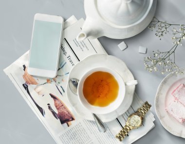 Çay, gazete, seyretmek üstünde okul sırası.