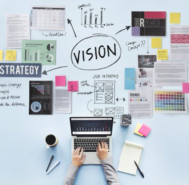 Dizüstü bilgisayarla çalışan adam