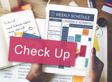 kadın holding tablet 