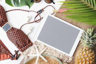 Dijital tablet ve bikini mayo 