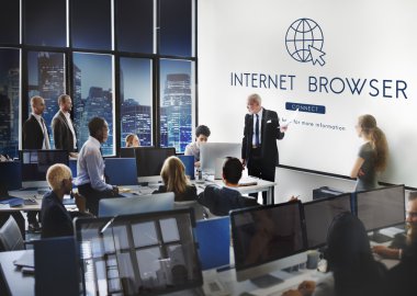 iş insanların çalışma ve Internet tarayıcı