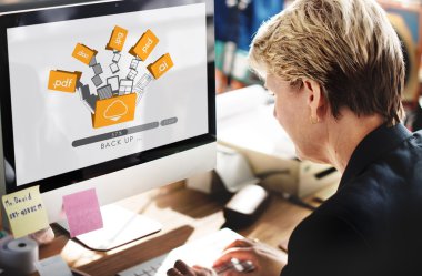 Bilgisayarda çalışan iş kadını