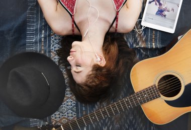 Kız müzik dinleme ve rahatlatıcı