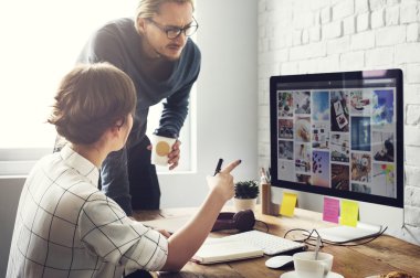 Studio bilgisayar ile emekçilerin