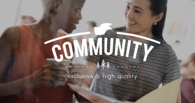 konuşurken iş kadınları ve toplum