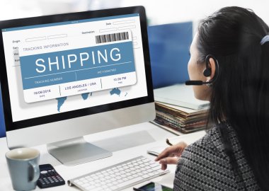 kargo ile bilgisayarda çalışan iş kadını