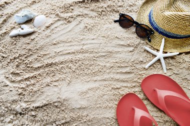 Yaz sandalet ve gözlük ile kum