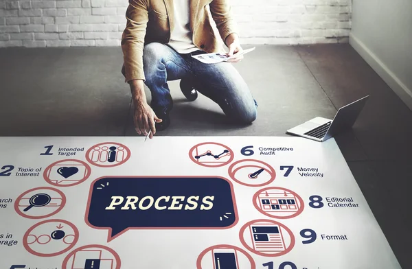 Hombre de negocios trabajando cerca de cartel — Foto de Stock