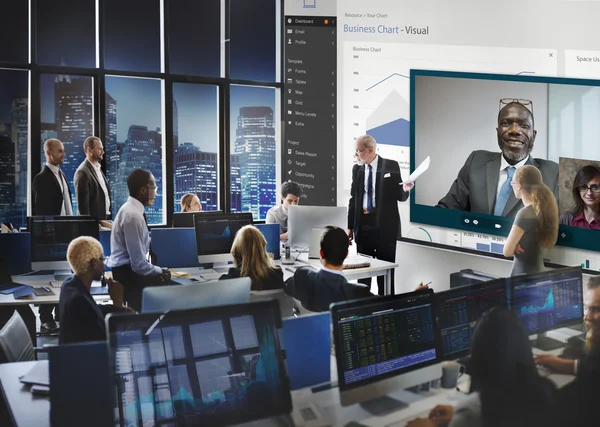 Uomini d'affari che lavorano e video comunicazione — Foto Stock