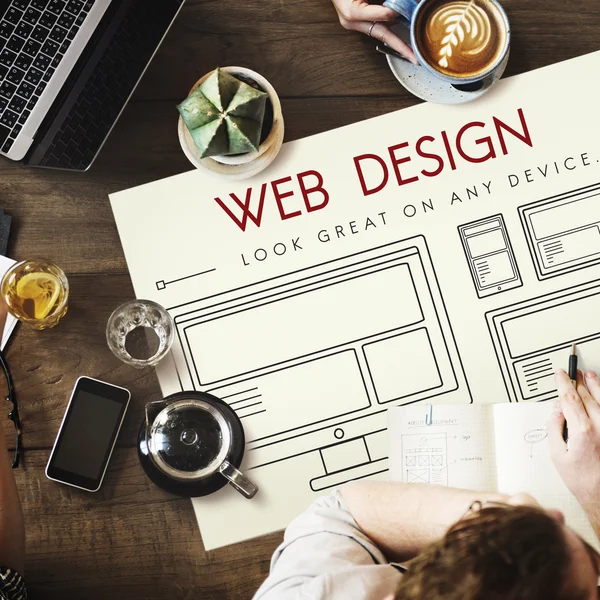 Tabel met poster met Web Design concept — Stockfoto