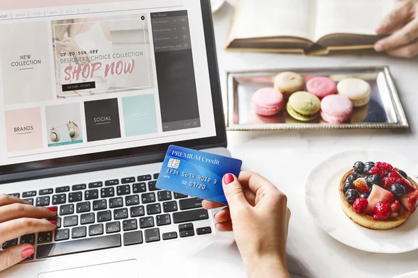 Mujer de compras en línea — Foto de Stock