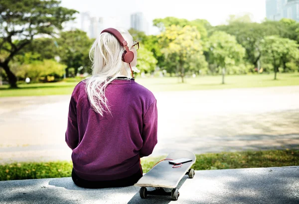 Ragazza ascoltare musica — Foto Stock