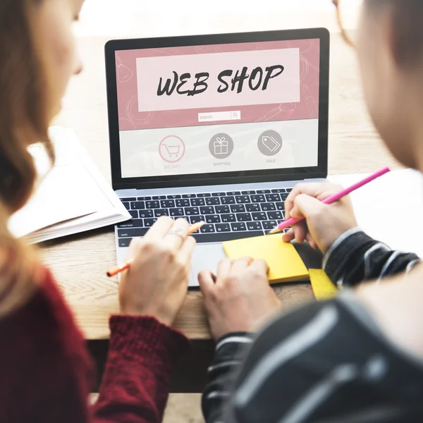 Meninas estudando com laptop — Fotografia de Stock