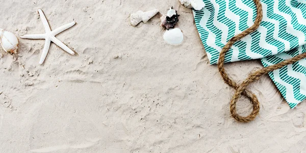 Deken op zomer zand — Stockfoto