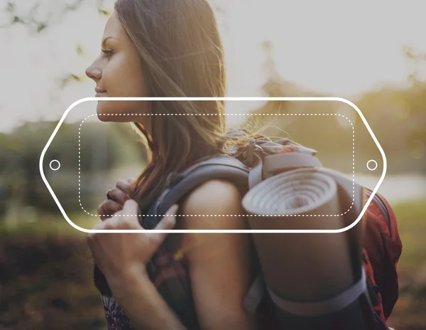 Mädchen mit Rucksack unterwegs — Stockfoto