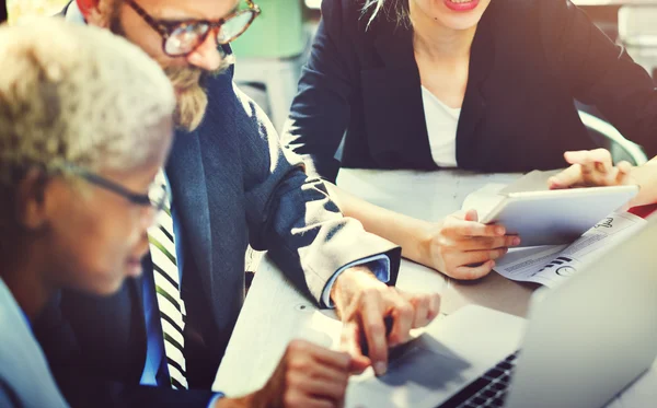 Persone che lavorano in ufficio — Foto Stock