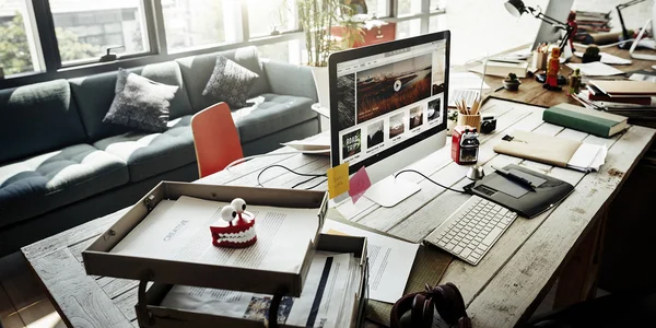 Arbeitsplatz mit Computer — Stockfoto