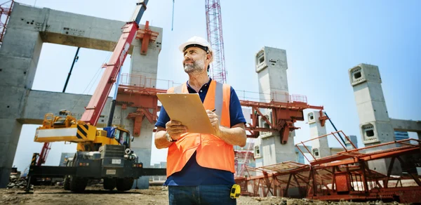 Trabajador de la construcción mirando a Business Plann —  Fotos de Stock