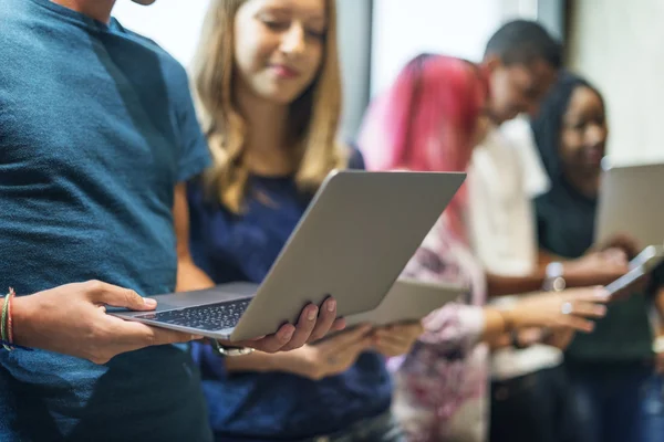 Studenten nutzen digitale Gadgets — Stockfoto