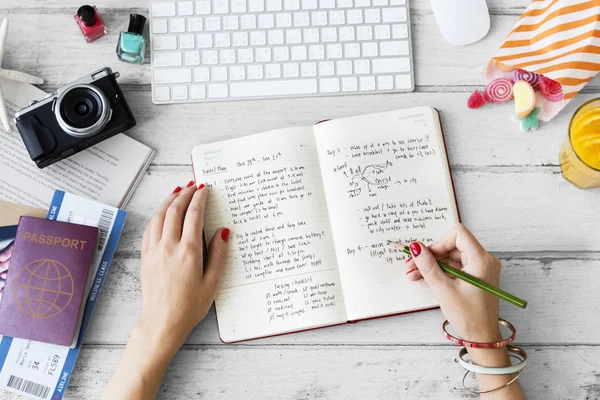 Mujer joven escribiendo cuaderno — Foto de Stock