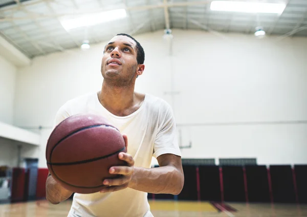 Deportista jugando al baloncesto — Foto de Stock