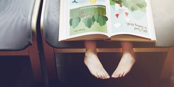 Mädchen lesen Buch — Stockfoto