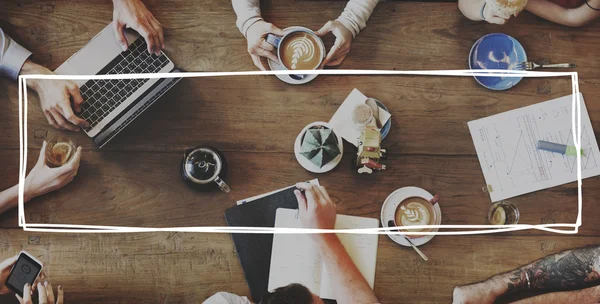 La gente se sienta a la mesa con café —  Fotos de Stock