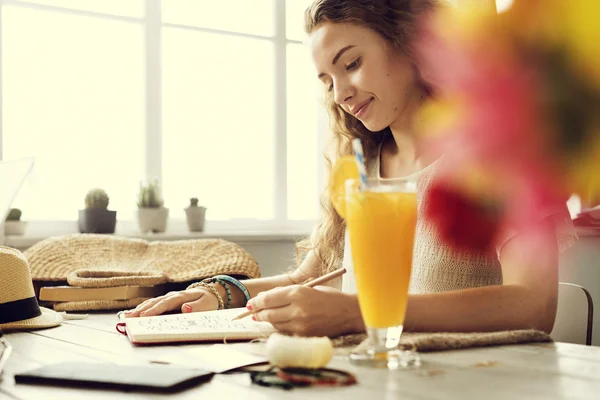 Fille écrit dans le journal intime — Photo