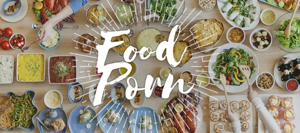 Tisch mit Essen und Foodporno-Konzept — Stockfoto