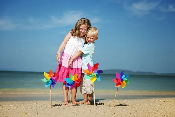 Enfants heureux à la plage — Photo