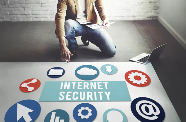 Zakenman die werken met internet security — Stockfoto