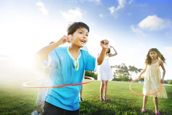 Family outdoors together — Stockfoto