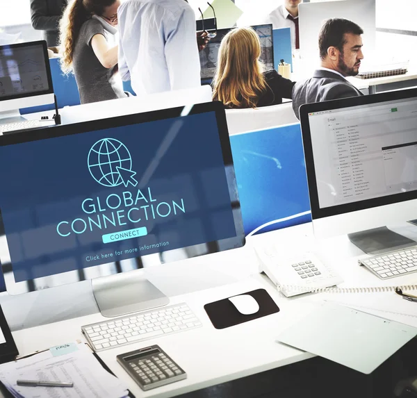 Moniteurs d'ordinateur avec connexion globale — Photo