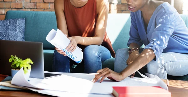 Frauen arbeiten im Büro mit Laptop — Stockfoto