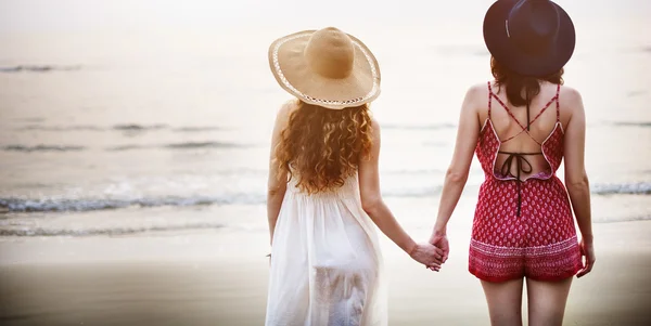 Beauté filles profiter à la plage — Photo