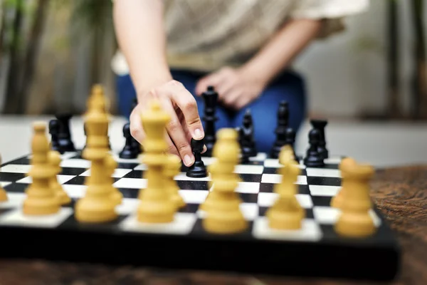 Person, die im Schach spielt — Stockfoto