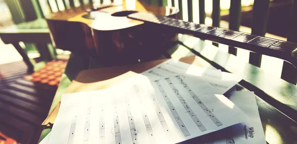 Guitarra y notas para Song —  Fotos de Stock