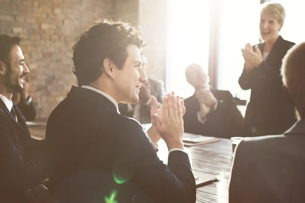 Zakenmensen op vergadering — Stockfoto