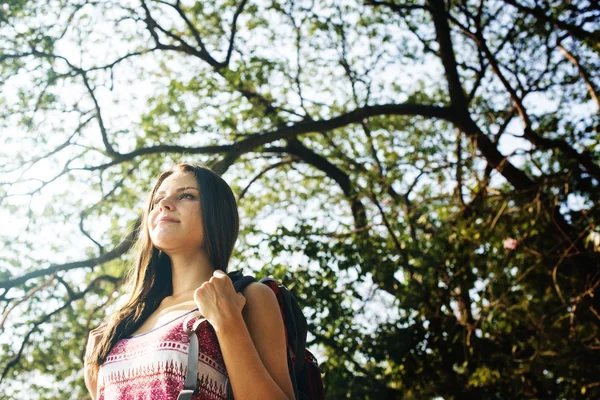 Menina viajando com mochila — Fotografia de Stock