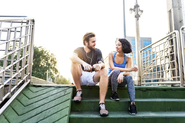 Homem e mulher exercitando juntos — Fotografia de Stock