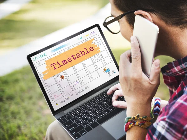 Jonge man werken op de computer — Stockfoto