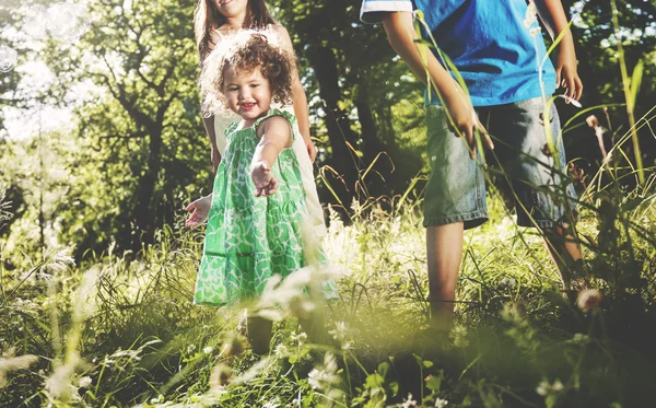 Bambini piccoli che giocano insieme all'aperto — Foto Stock