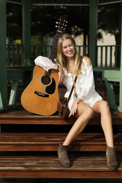 Uvolnění dívka s kytarou — Stock fotografie